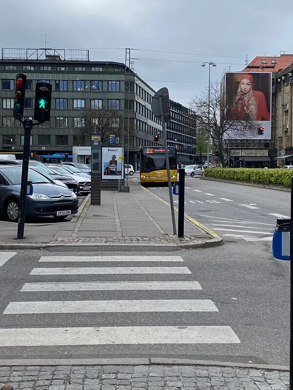 Togbussens holdeplads i Aarhus ved togbusstoppeskiltet på Banegårdspladsen.